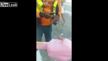 Elle trouve un truc horrible dans sa glace...