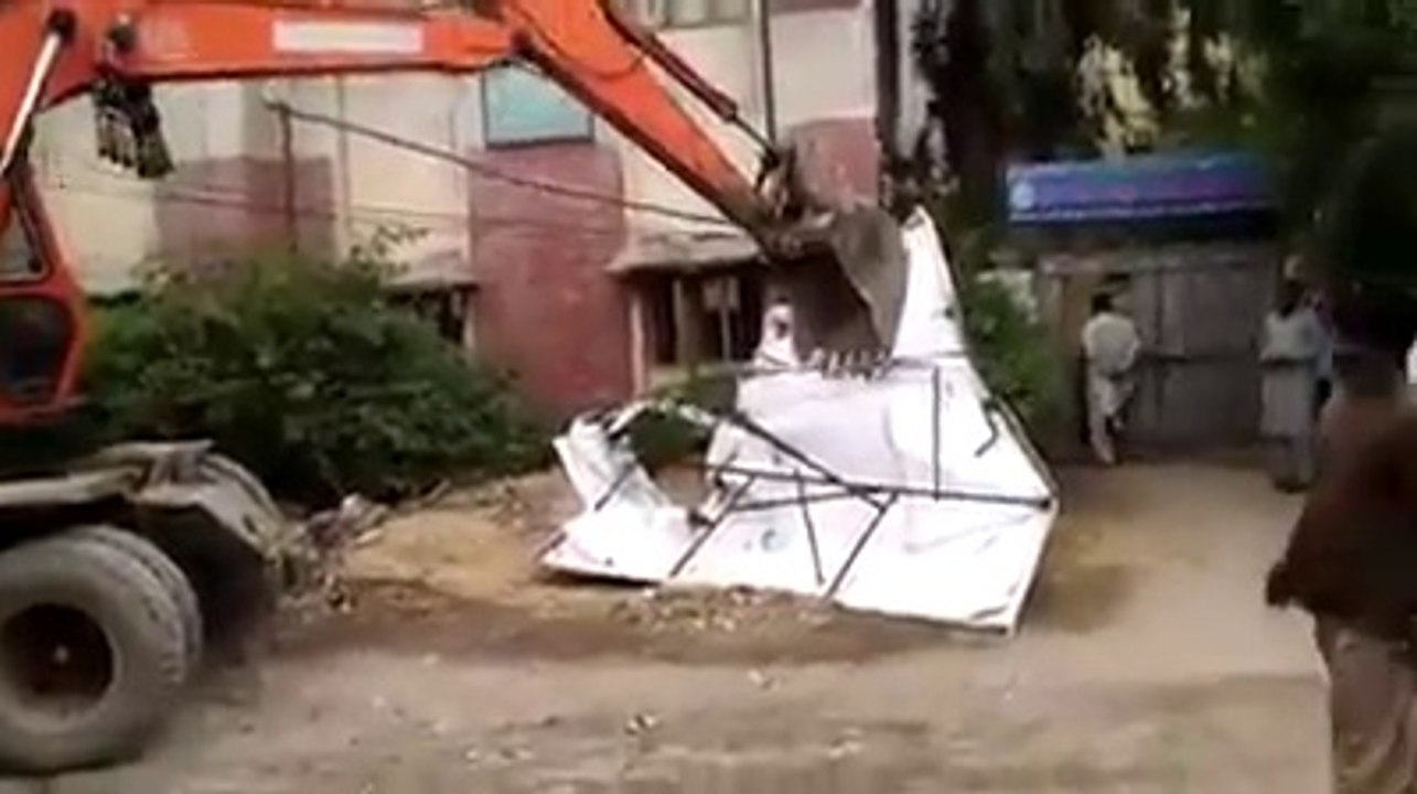 Urooj Ka Zawal…Rangers Removing Posters Of Altaf Hussain