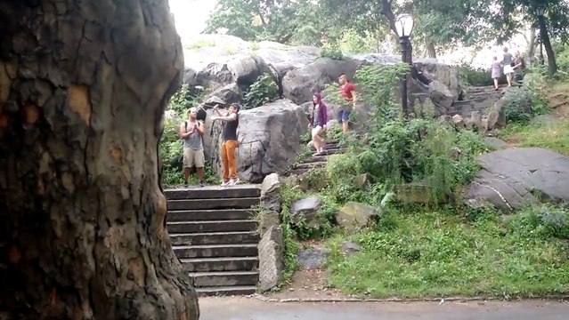 Il s'amuse à couper les perches à selfie des touristes