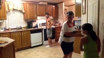 Le père surprend sa femme et leur fils dans la cuisine. Mais en voyant ce qu’ils font, il se presse de tout filmer !