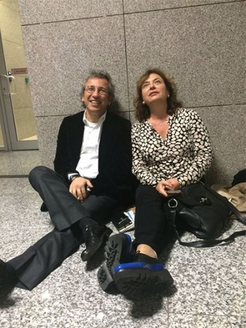 Can Dündar'ın Eşine Yurt Dışı Şoku - Dailymotion Video