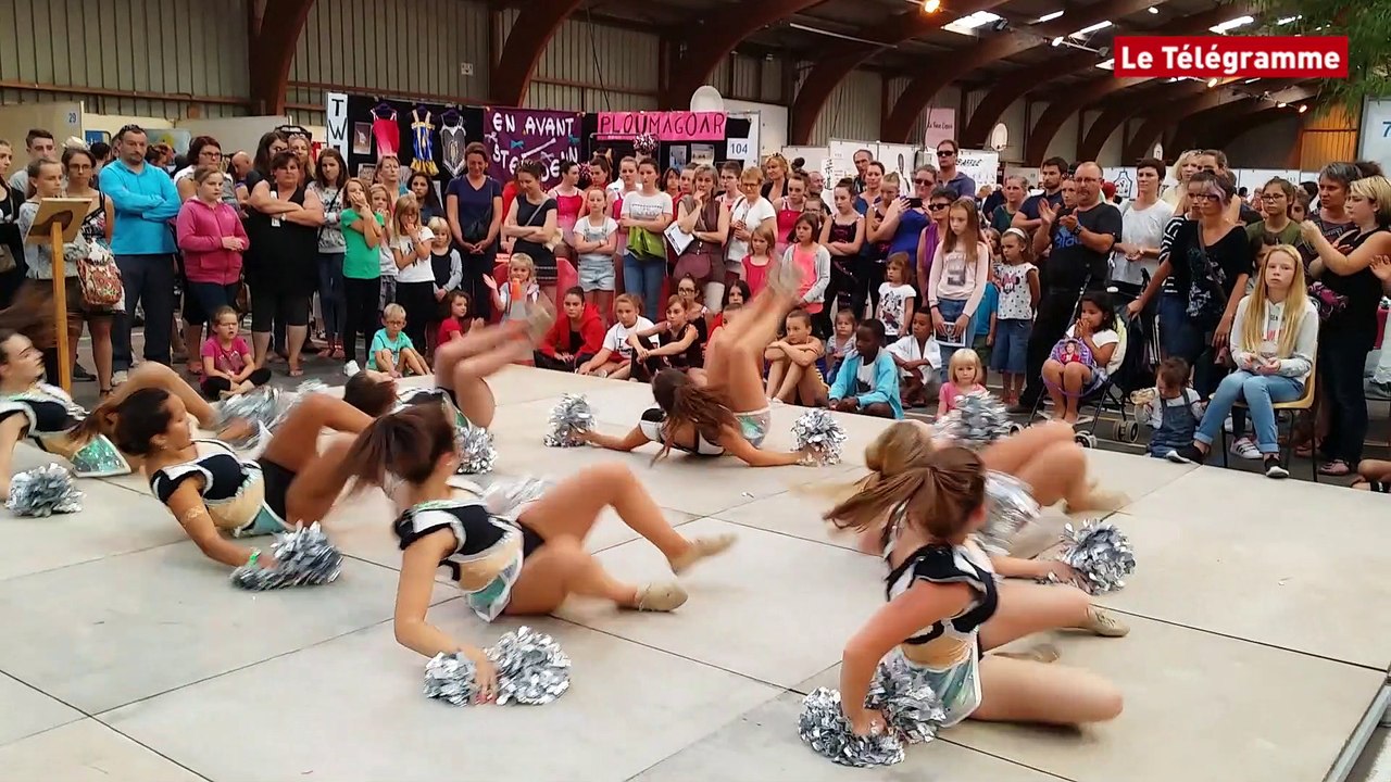 Guingamp. Démonstration du Twirling Club de Grâces