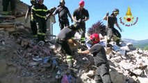 بالفيديو.. إنقاذ الكلب روميو من بين الأنقاض بعد 10 أيام من زلزال إيطاليا