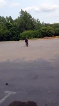 Il perd sa roue en plein wheeling et se prend un gamelle mémorable!