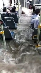 Quand un bus se retrouve piégé en pleine inondation en Inde