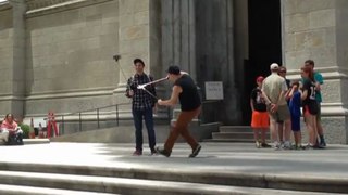 Un homme coupe les perches à selfie des touristes à New York.