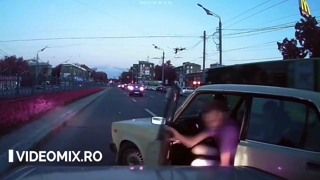 RUSUL s-a dat jos nervos și l-a BĂTUT pe acest șofer, dar privește ce pățește câteva minute mai târziu