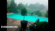 Își filma curtea în timpul unei furtuni, DAR uită-te atent la ceea ce se întâmplă în piscină. WOW!