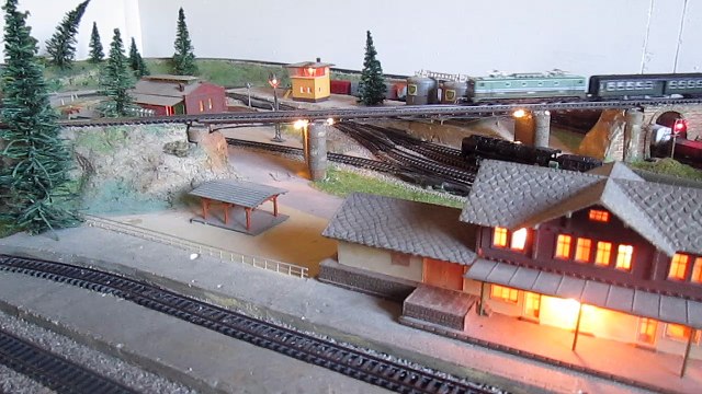 train miniature N: Vapeur croisant 7100+voitures bruhat