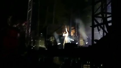 The Chainsmokers and Halsey Perform " Closer " In MTV VMAs 2016