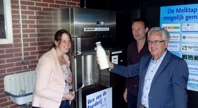 Wethouder Van der Schaaf opent eerste melkautomaat op Voorne-Putten / Heenvliet 2016