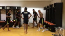 Só alegria! Neymar e Marcelo comandam dancinha no vestiário da Seleção