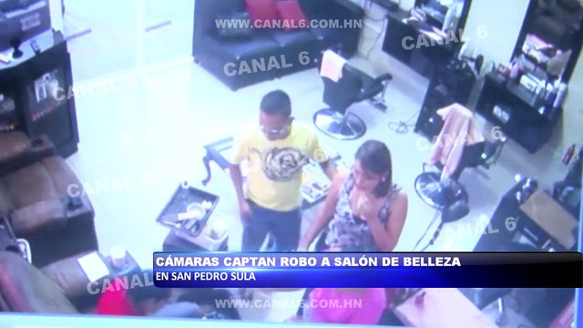 Cámara capta el momento en que una mujer y un hombre asaltan un salón de belleza en San Pedro Sula