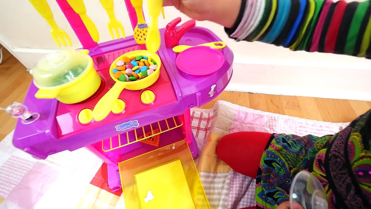 Huge Peppa Pig Toy Kitchen with Slime Baff and Kinder Surprise