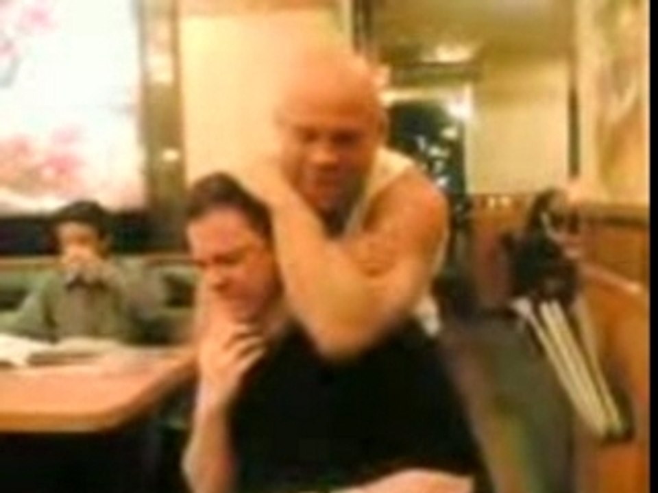 Wanderlei Silva chokes Mauro Renallo