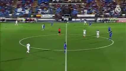 Un but du centre du terrain marqué par Sergio Díaz, un joueur de Real Madrid Castilla