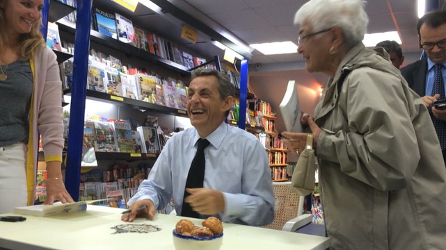 Nicolas Sarkozy dédicace son livre pour un millier de sympathisants