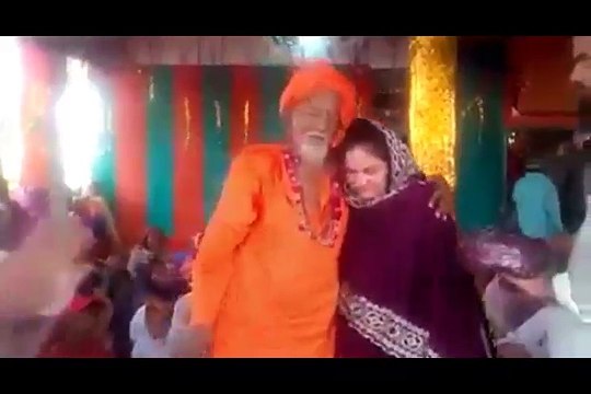 Jaali Peer Girls k Sath Sexual Moment Karty kaisay Pakra Gaya - Must Watch