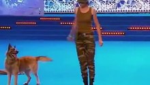 Ce chien très complice avec sa maîtresse, vous laissera bouche bée après sa prestation !
