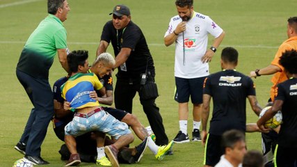 Neymar plaqué par un supporter à l'entraînement de l'équipe du Brésil