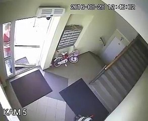 Un livreur de journaux polonais oublie qu’il est filmé et se soulage sur le vélo d’une fillette.