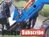 Video lucu banget nih, niat hati nak angkat mobil malah eskavator terbaliak !