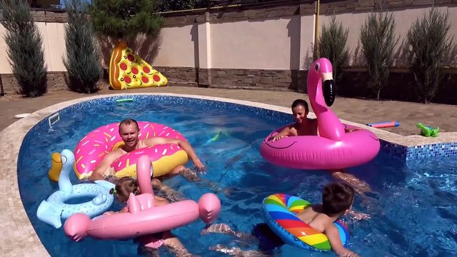 Катя купается в бассейне с ГИГАНТСКИМ Розовым Фламинго прыгаем в воду и стреляем из водных брызгалок