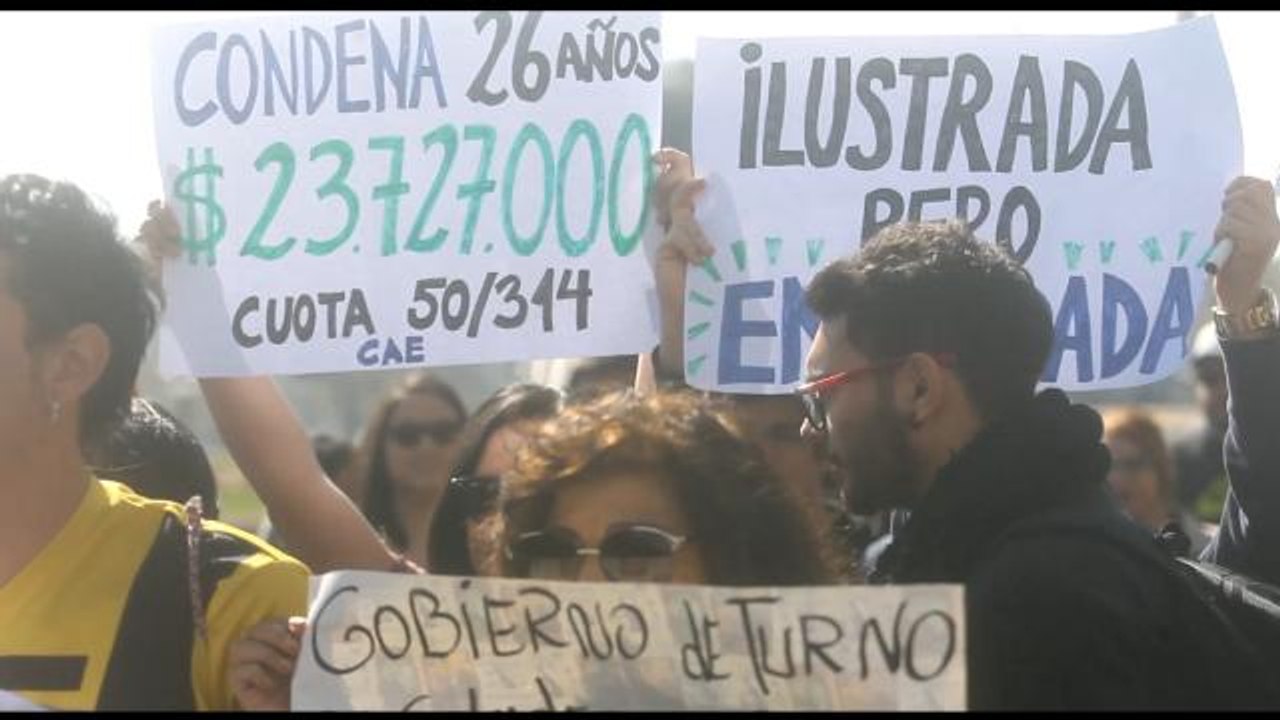 Baja concurrencia en marcha de jóvenes chilenos contra deuda universitaria