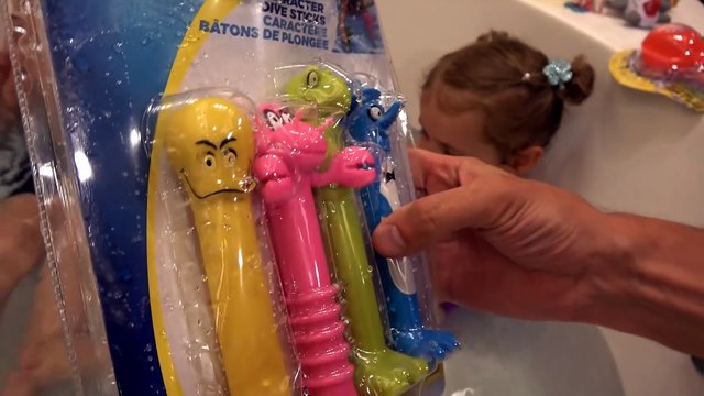 В огромной ванной Животные и водяные бомбочки Макс и Катя забросали папу водой игрушки для воды