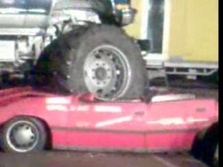 Monster truck sur deux voiture