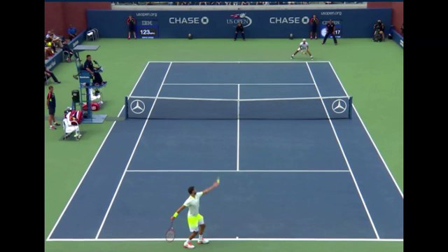 Un ramasseur de balles prend un service de Dimitrov dans les parties...