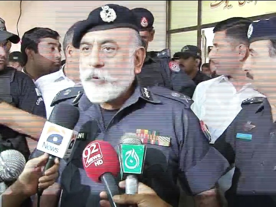 Mardan blast victims praising KPK Police in the presence of IG KPK Nasir Dorani.
