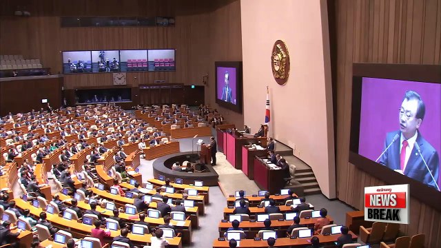 Saenuri Party leader Lee Jung-hyun suggests political reforms at parliament during his parliamentary speech