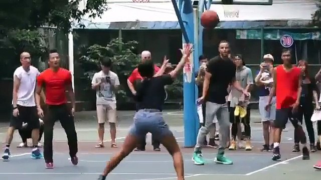 La femme de Stephen Curry marque un 3-points