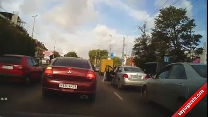 Aracını durdurup aşağı indi ve...