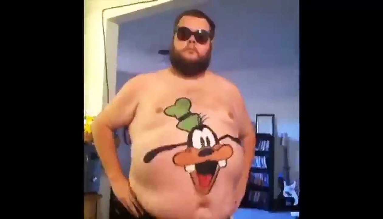 Il Peint Son Gros Ventre Et Le Résultat Est à Mourir De Rire