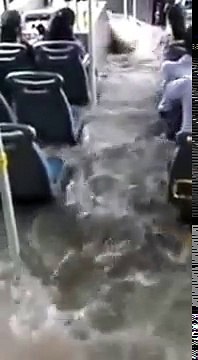 Un bus inondé en quelques secondes en Inde !
