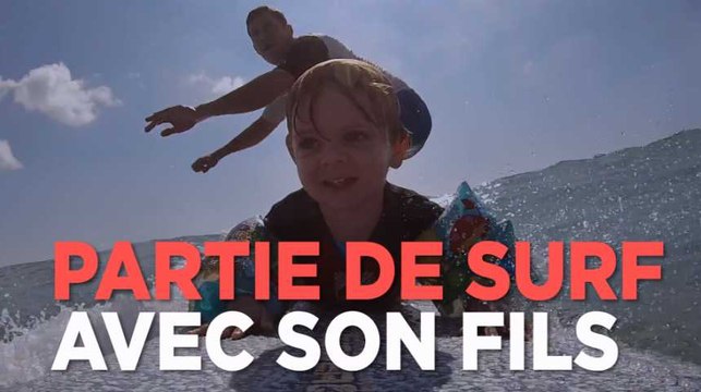 Un père fait du surf avec son fils