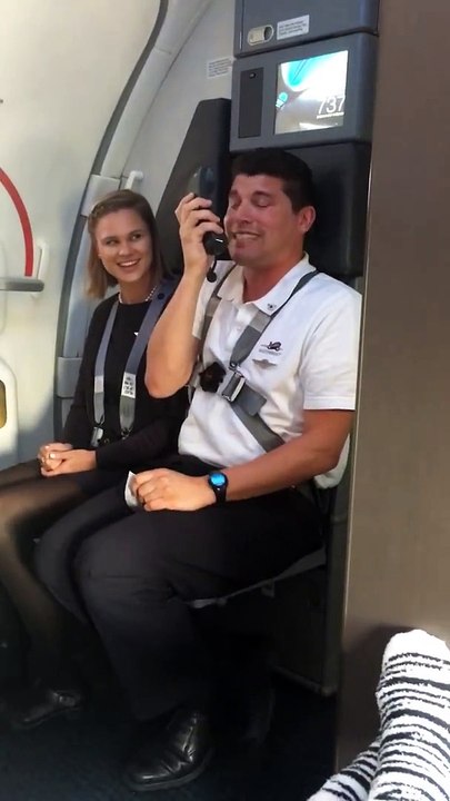 Quand un stewart imite les Looney Tunes dans l'avion