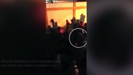 Venezuela: le président Maduro malmené par une foule en colère