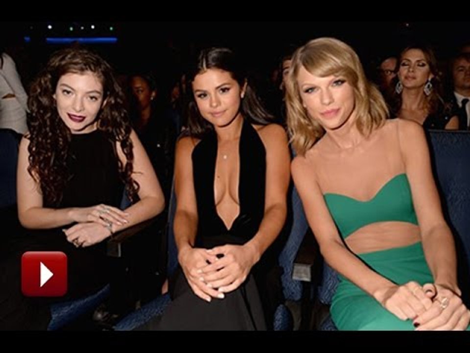 Selena Gomez Flaunts AMPLE CLEAVAGE At AMA's 2014