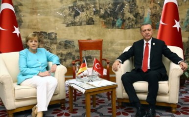 Alman Basını: Merkel Erdoğan'ın Önünde Diz Çöktü