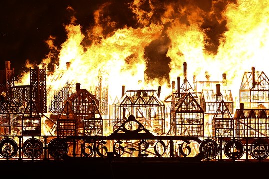 Une maquette géante de Londres en flammes sur la Tamise