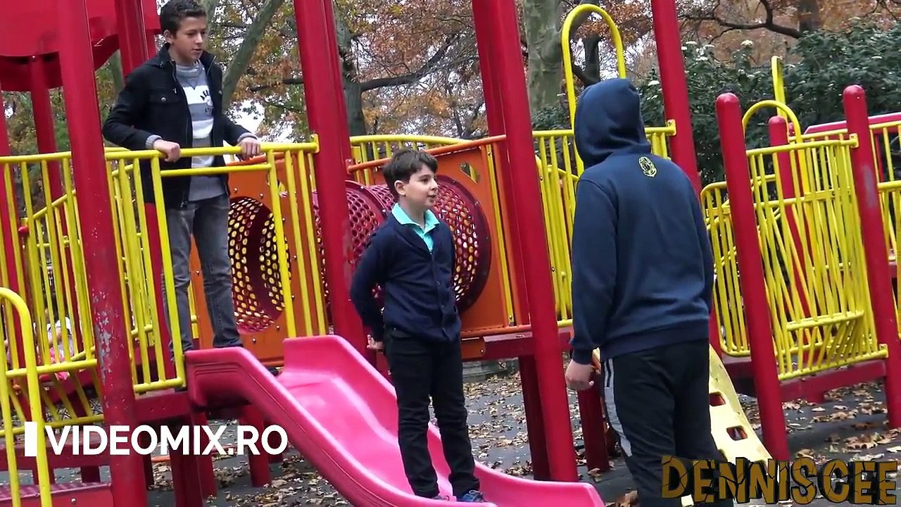 Mai mulți tineri au încolțit un copilaș și l-au batjocorit, DAR privește cum reacționează acest băiat!