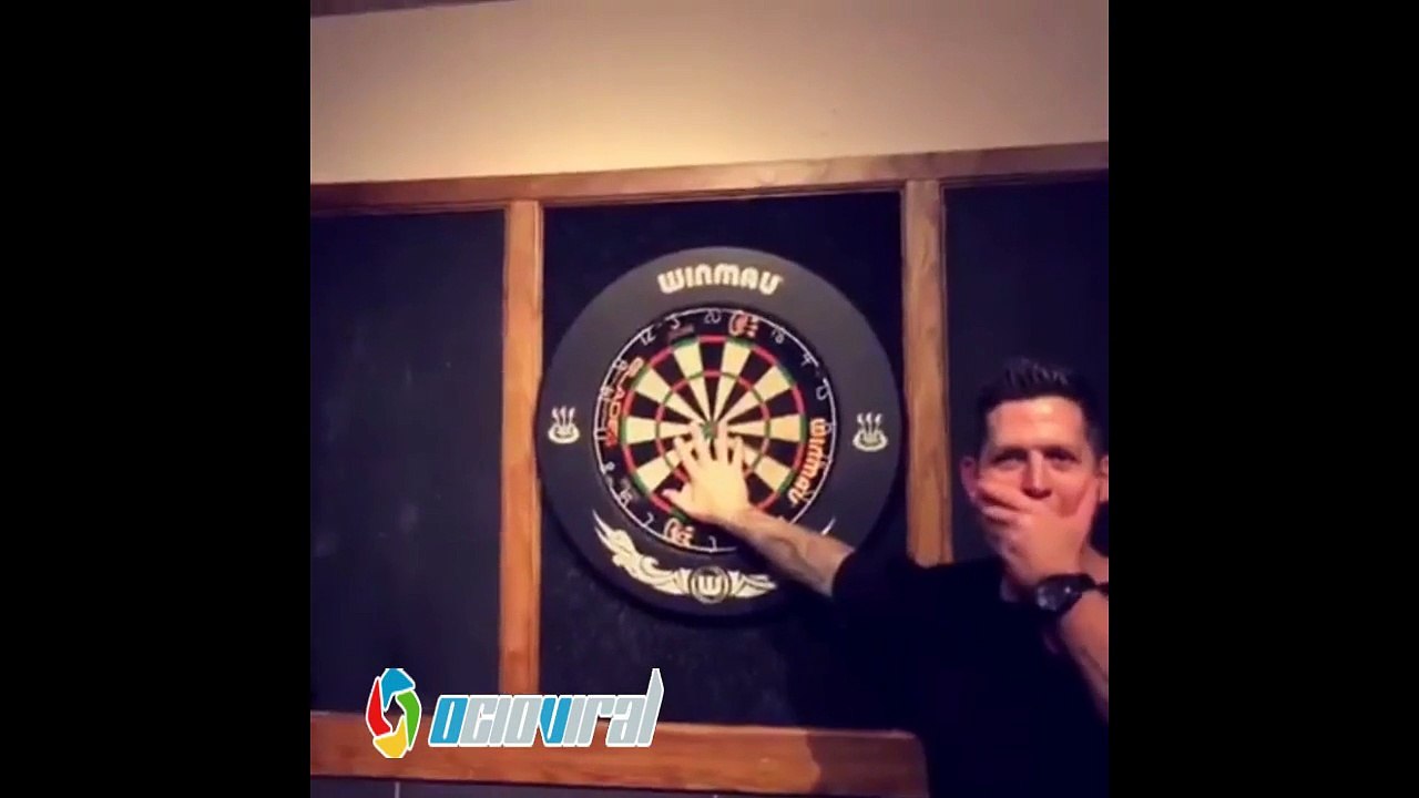 Jugando a los dardos