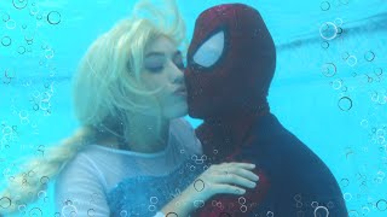 Frozen Elsa & Spidermans POOL KISS! w/ Joker Maleficent Spidergirl Princess  Anna! Super