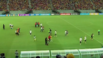 Neymar plaqué par des fans pendant l'entraînement du Brésil