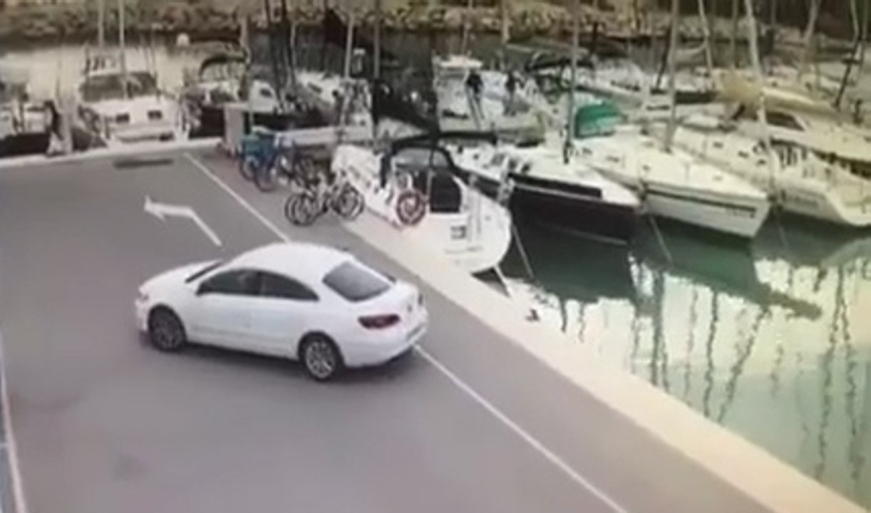 Oublier de mettre le frein à main de sa voiture sur un quai