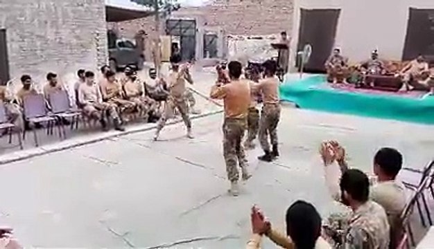 Pak Army k Jawan enjoy krty huy|pak army|
