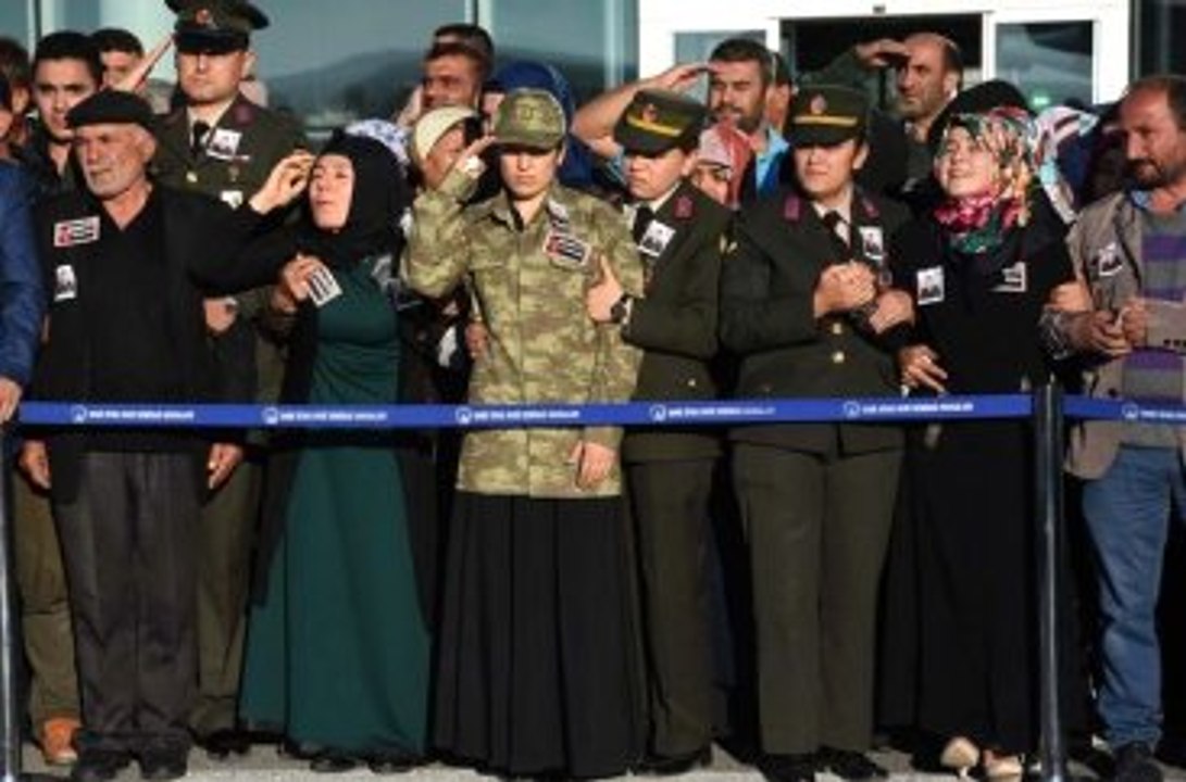 Sivas Şehit Ağabeyini Asker Selamıyla Karşıladı